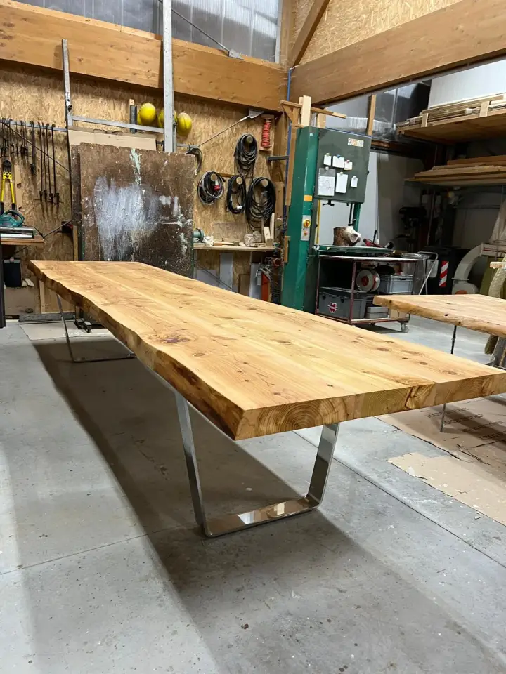 Tavolone con gambe in metallo